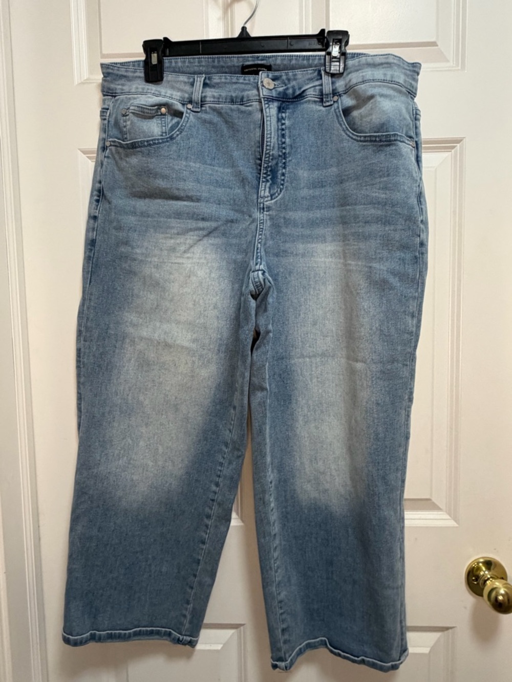 Universal Light Wash wide leg Jeans